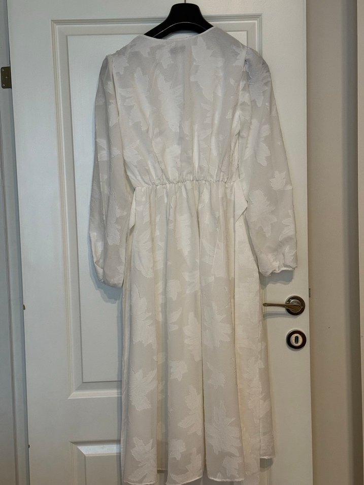 Beyaz Uzun Kollu Drapeli Uzun Elbise - Görsel 3