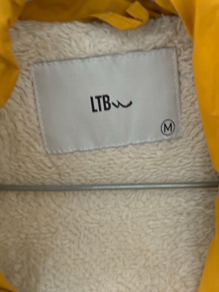 Sarı Düğmeli Midi Kışlık Kadın Mont - Görsel 2