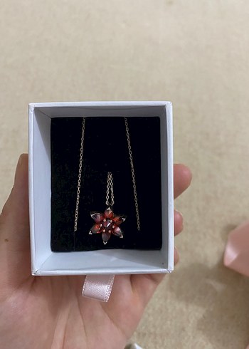 Zen Diamond Zarif Kirmizi Cicekli Altin Zincir Kolye