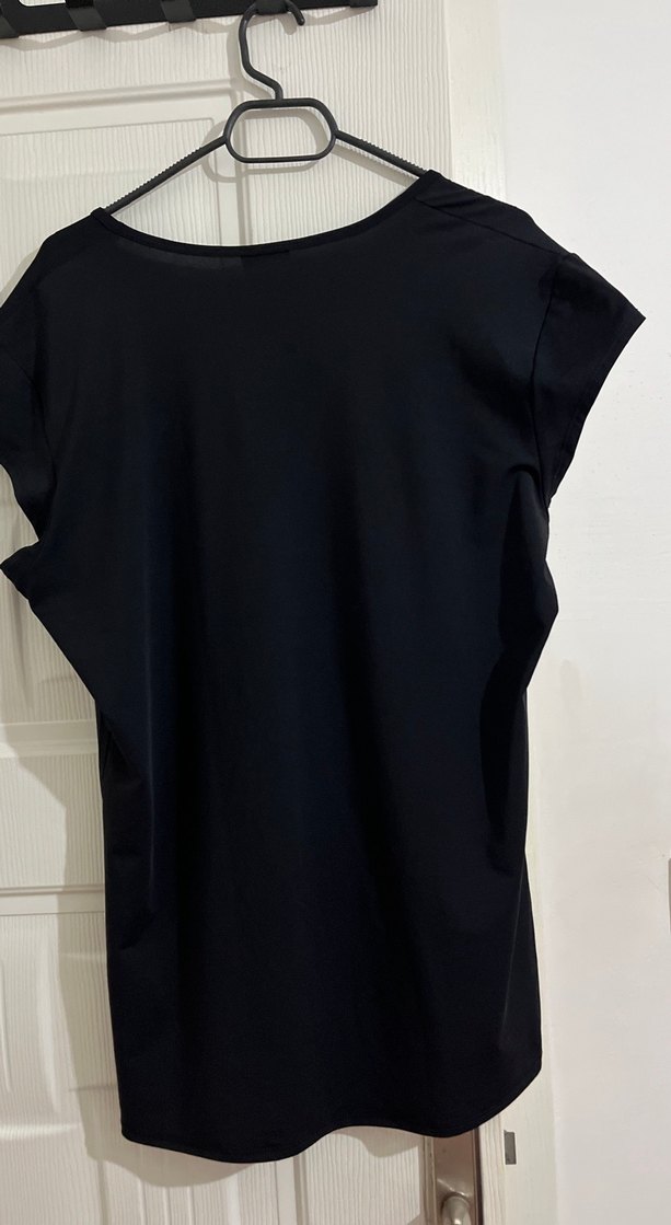 Siyah V Yaka Kısa Kollu Rahat Tişört - Görsel 2