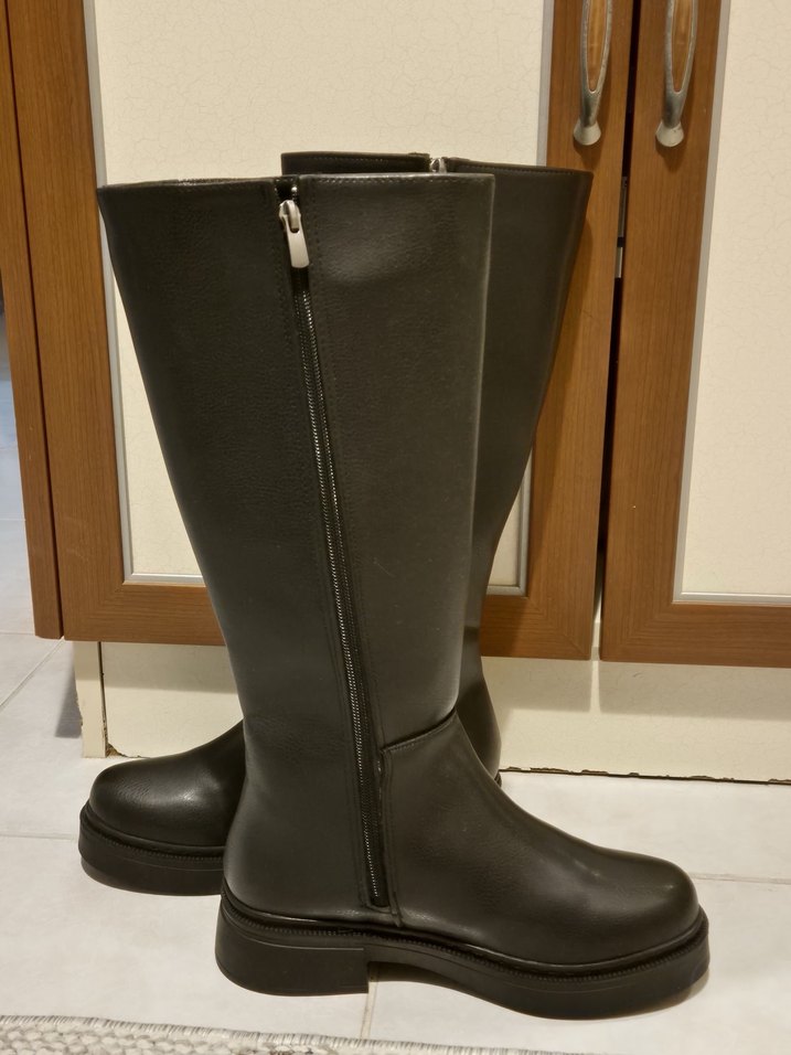 Siyah Deri Düz Tabanlı Diz Boyu Kadın Çizme - Görsel 2