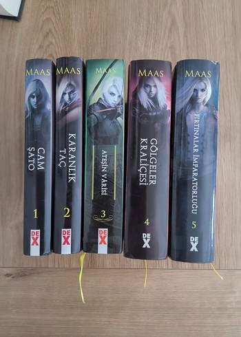 Sarah J Maas-Cam Şato serisinin dört kitabı (5. KITAP SATILDI!!)