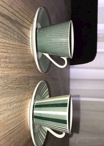 Çizgili Desenli İki Kahve Fincanı ve Tabağı