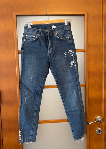 Nakış Detaylı Mavi Dar Kesim Denim Pantolon
