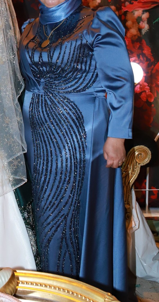 Uzun Mavi İşlemeli Drapeli Tesettür Abiye Elbise - Görsel 2