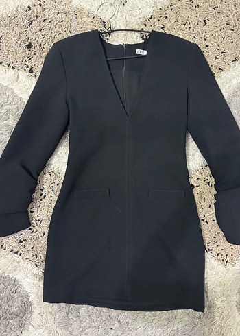 Zara etiketi üstünde XS elbise