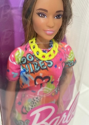 Beden Barbie Koyu Tenli Pembe Elbiseli Bebek