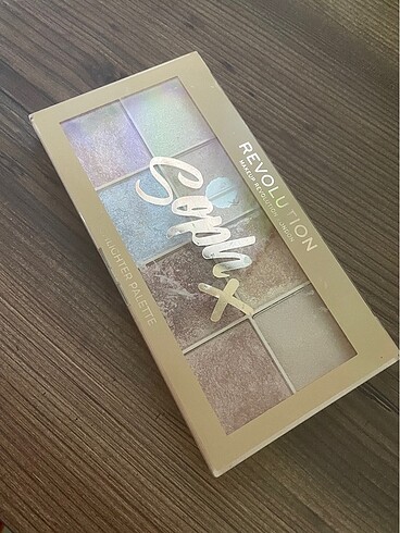 Revolution highlighter paleti