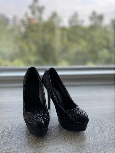 Siyah platform topuklu ayakkabi