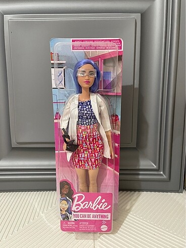 Barbie kariyer bebegi