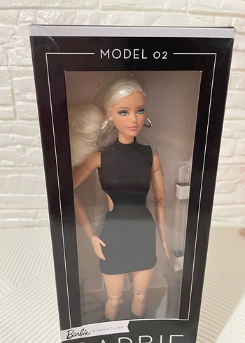 Beden Barbie Basics Siyah Elbiseli Bebek Model 02