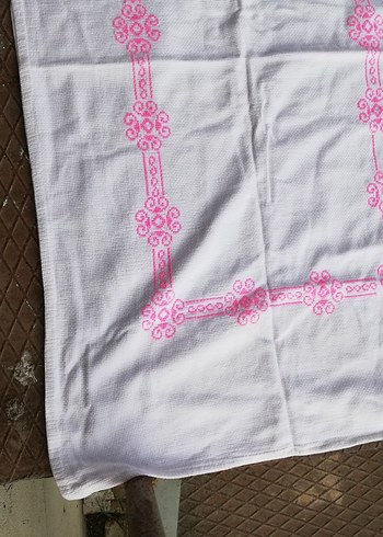 Pembe İşlemeli Beyaz El Yapımı Peçete - Görsel 3