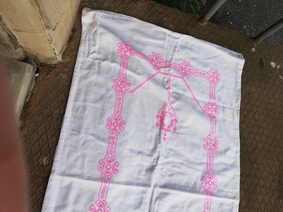 Pembe İşlemeli Beyaz El Yapımı Peçete - Görsel 2