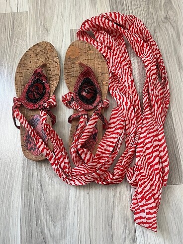 38 Beden kırmızı Renk Bağcıklı sandalet