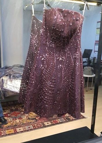 Mürdüm Straplez Parlak Midi Abiye Elbise - Görsel 4