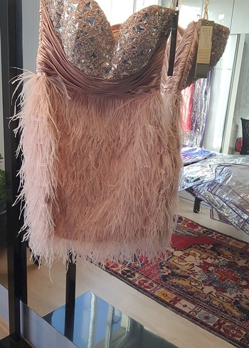 Pembe Mini Straplez Deve Tüyü Detaylı Elbise - Görsel 3