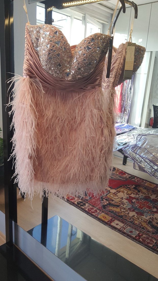 Pembe Mini Straplez Deve Tüyü Detaylı Elbise - Görsel 3