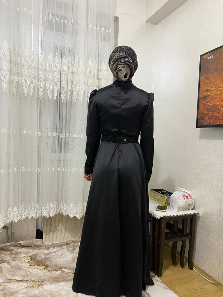 Kemer Detaylı Siyah Uzun Gotik Elbise - Görsel 3