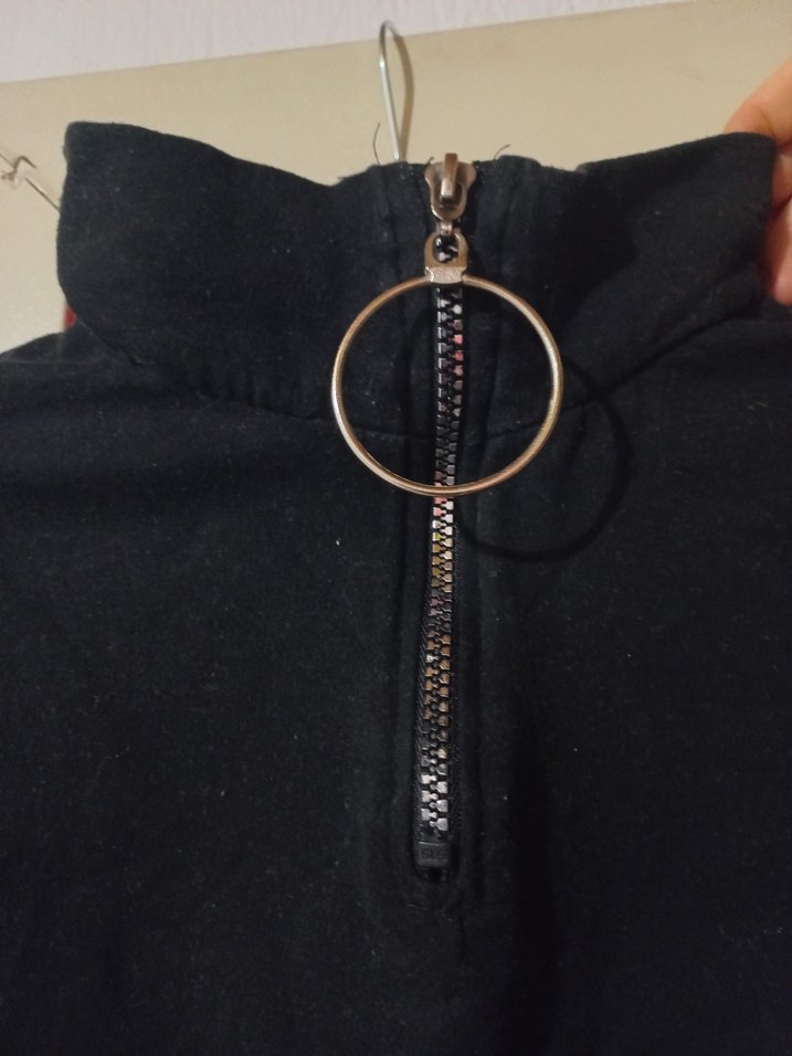 Zincir Detaylı Siyah Kadın Crop Sweatshirt - Görsel 2