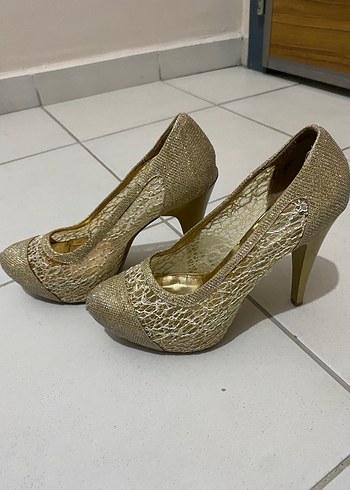 Altın Renkli Dantel Detaylı Stiletto Topuklu Ayakkabı - Görsel 3