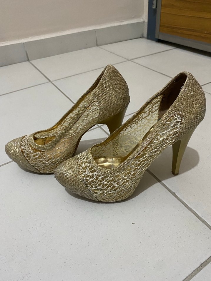 Altın Renkli Dantel Detaylı Stiletto Topuklu Ayakkabı - Görsel 3