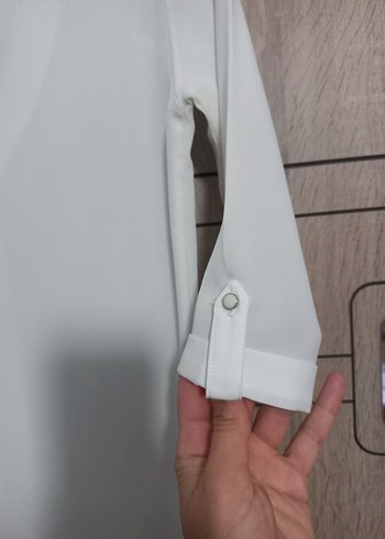 Düğmeli Beyaz V Yakalı Kadın Bluz - Görsel 4