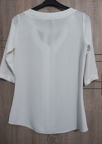 Düğmeli Beyaz V Yakalı Kadın Bluz - Görsel 3