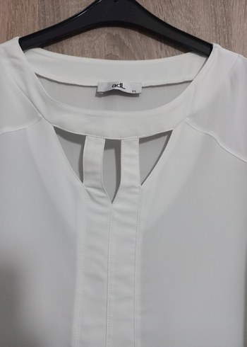 Düğmeli Beyaz V Yakalı Kadın Bluz - Görsel 2