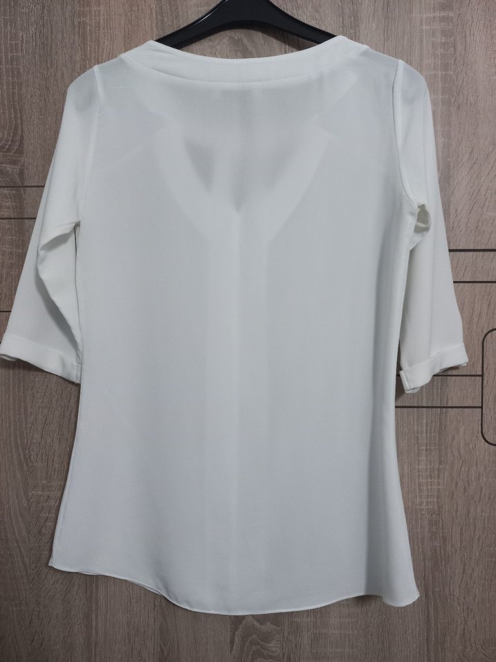 Düğmeli Beyaz V Yakalı Kadın Bluz - Görsel 3