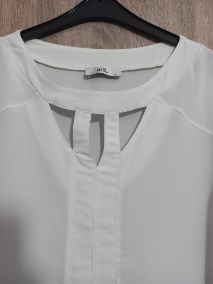 Düğmeli Beyaz V Yakalı Kadın Bluz - Görsel 2