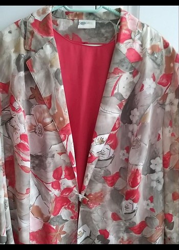 Düğmeli Pembe Çiçek Desenli Kadın Ceket ve etek - Görsel 2