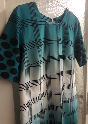 Puantiyeli Beyaz Turkuaz Renklerde Elbise - Görsel 2