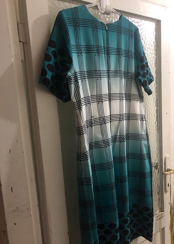 Puantiyeli Beyaz Turkuaz Renklerde Elbise - Görsel 5