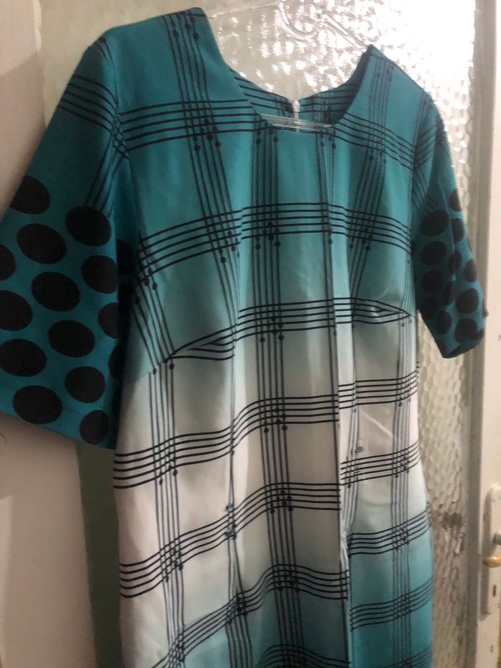 Puantiyeli Beyaz Turkuaz Renklerde Elbise - Görsel 2