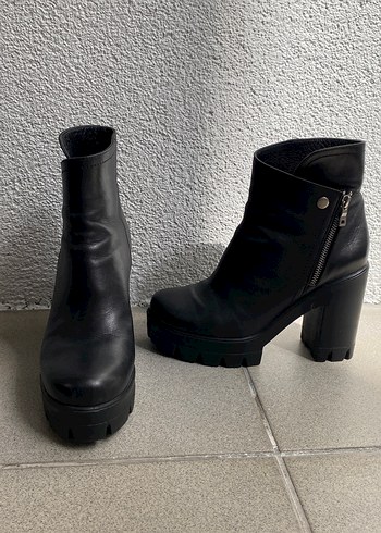 Siyah Deri Tokalı Blok Topuklu Kadın Bot