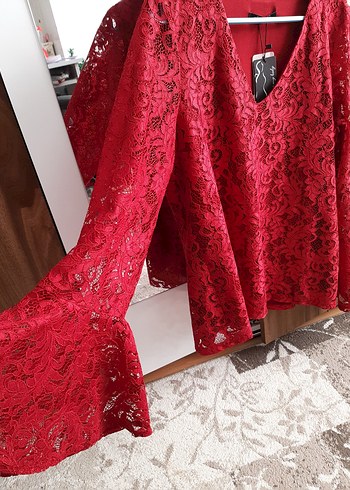 Dantel Detaylı Kırmızı V Yaka Bluz - Görsel 2