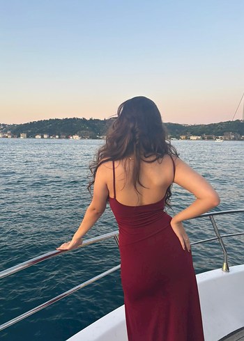 Bordo Parlak Drapeli Straplez Uzun Abiye - Görsel 3