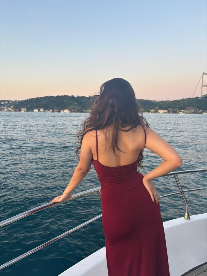 Bordo Parlak Drapeli Straplez Uzun Abiye - Görsel 3