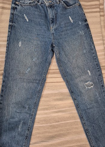 Gri Renk Yırtık Detaylı Kadın Denim Pantolon