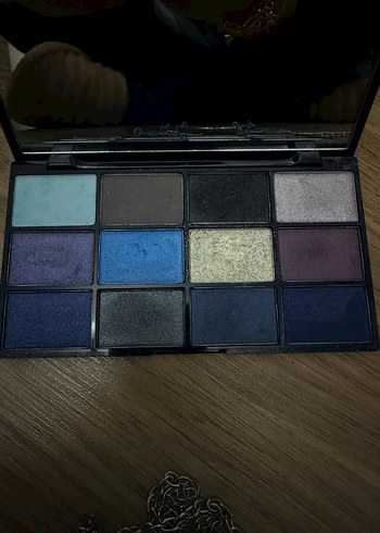 NYX Çok Renkli Göz Farı Paleti ve kolye