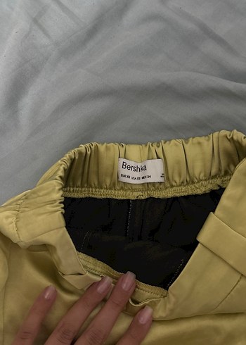 Parlak Altın Renk Pilili saten Mini Şort - Görsel 4