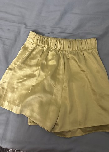 Parlak Altın Renk Pilili saten Mini Şort - Görsel 3