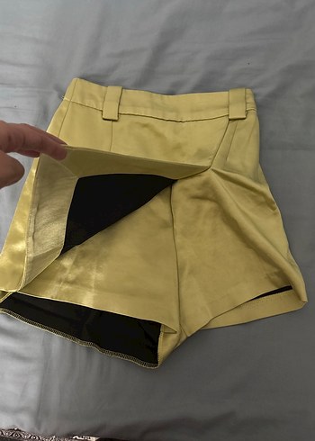 Parlak Altın Renk Pilili saten Mini Şort - Görsel 2