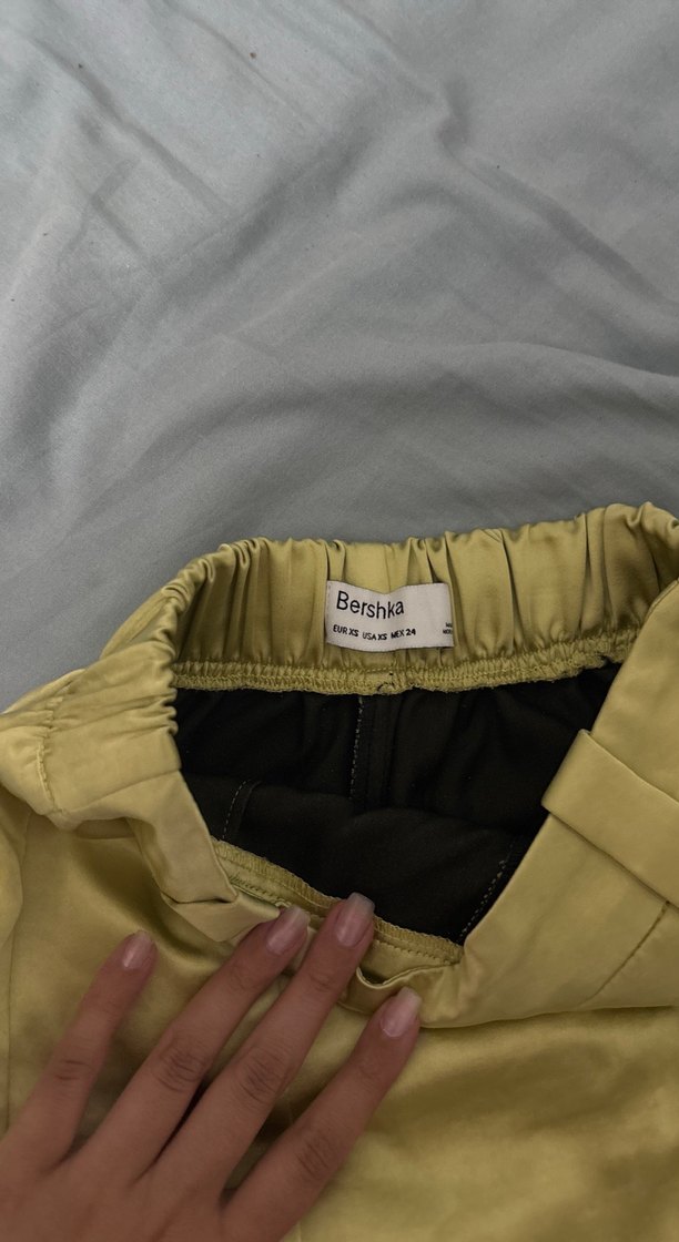 Parlak Altın Renk Pilili saten Mini Şort - Görsel 4