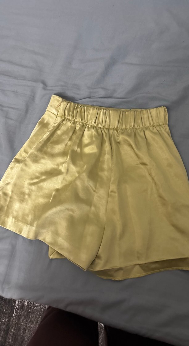 Parlak Altın Renk Pilili saten Mini Şort - Görsel 3