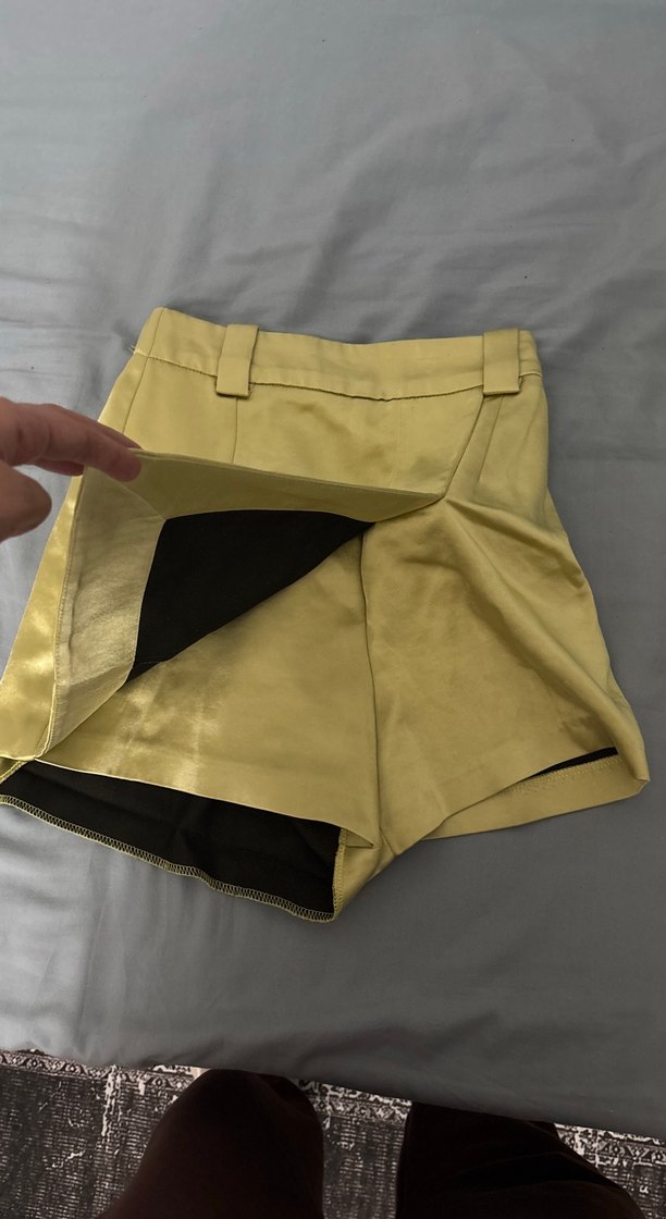 Parlak Altın Renk Pilili saten Mini Şort - Görsel 2