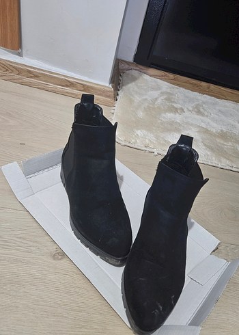 Siyah Süet Kadın Dolgu Topuklu Bot - Görsel 2