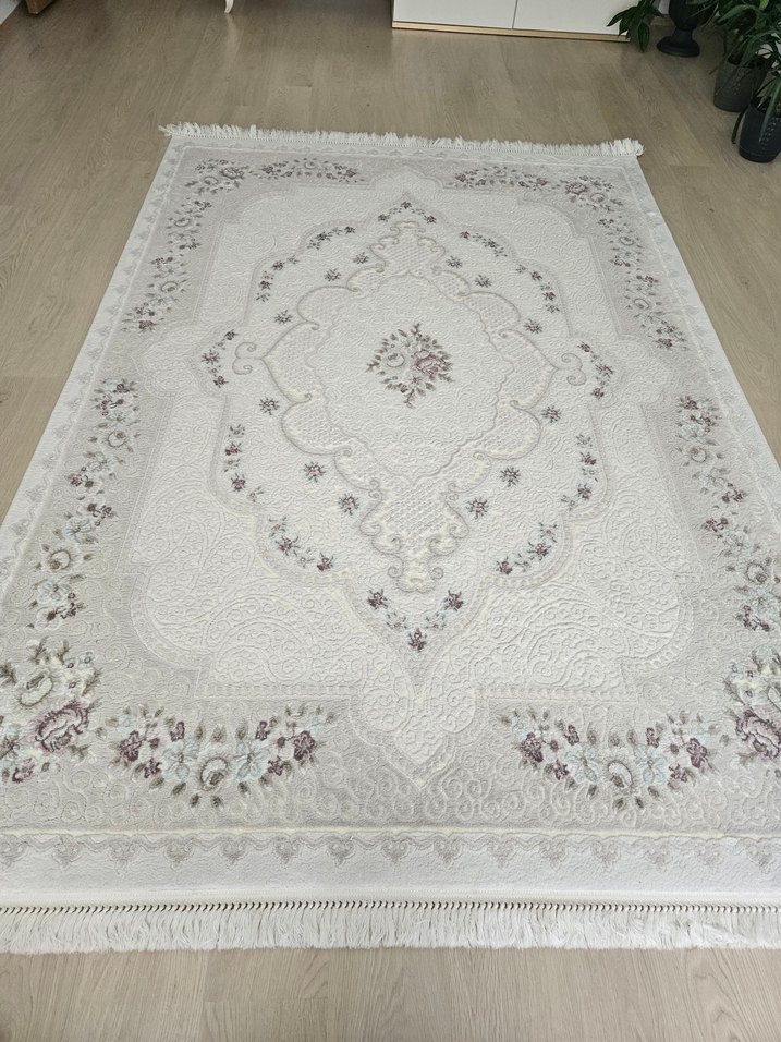 İşlemeli Beyaz Klasik Halı - Görsel 2