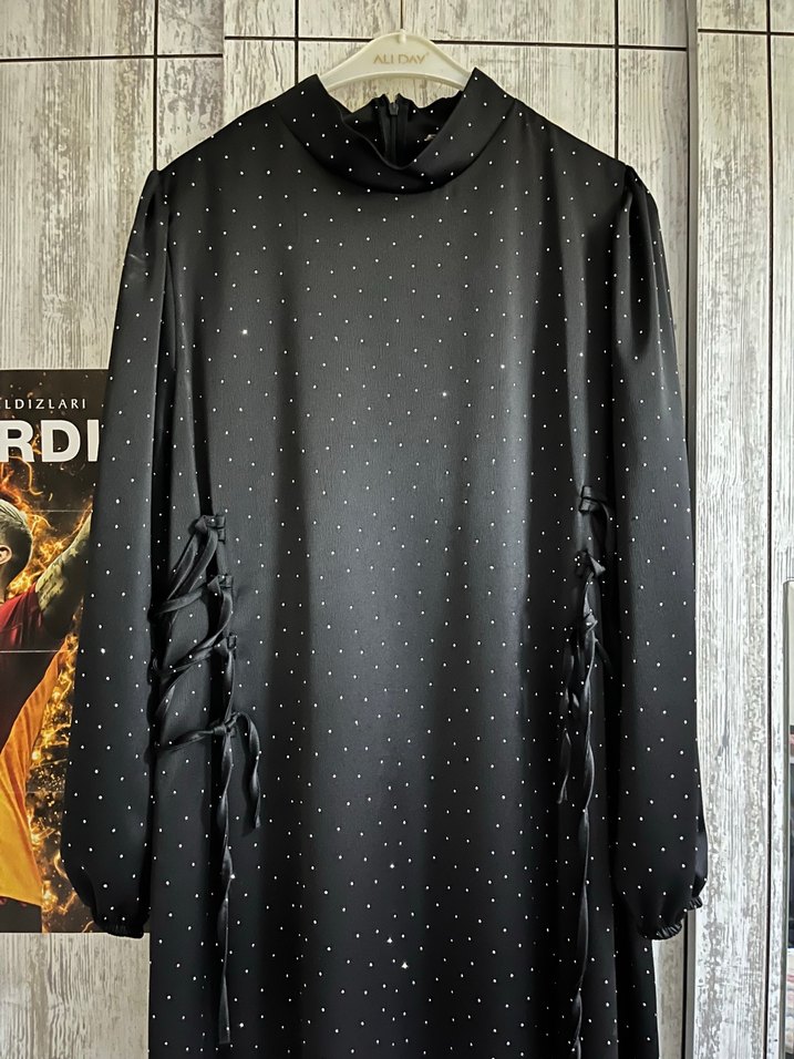 Siyah taşlı yandan bağlamalı  Elbise mezuniyet  için - Görsel 2