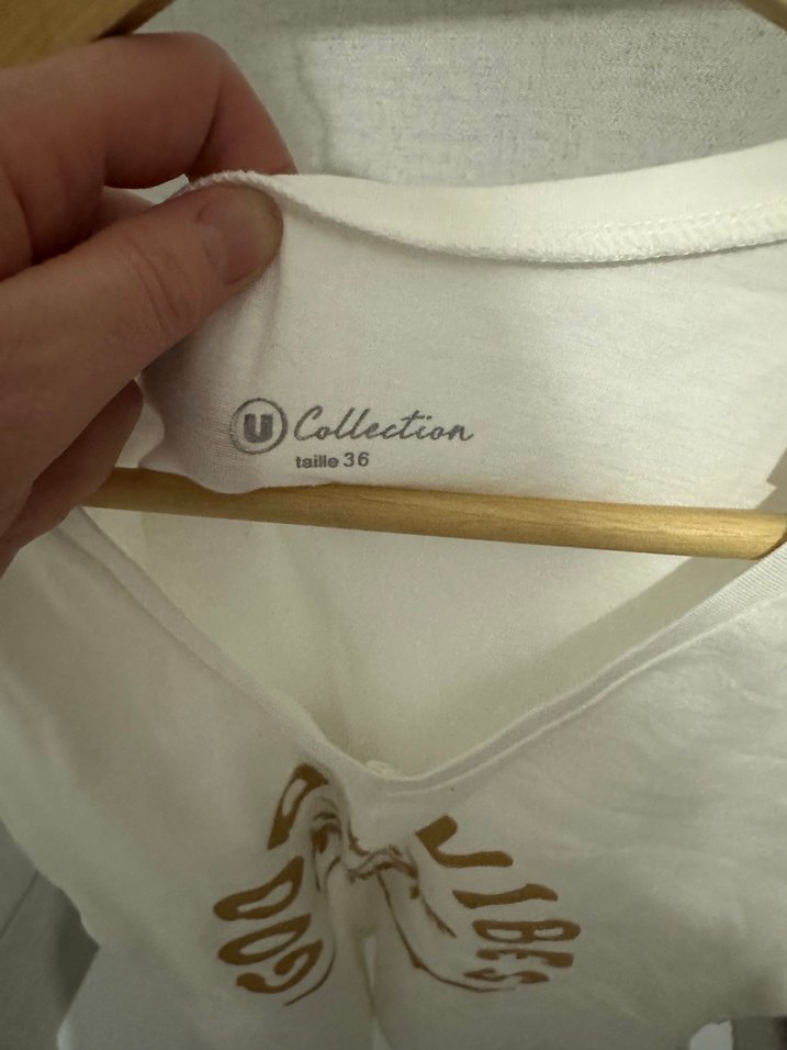 Beyaz V Yaka Baskılı Kadın Tişört - Görsel 2